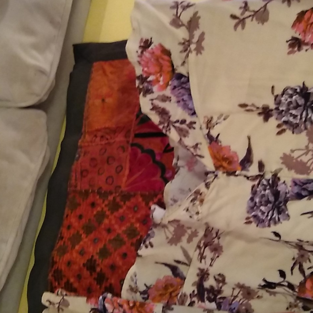 Cream flowered top - Picture 3 of 5